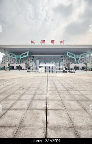 Chengdu, Chine - Octobre 01, 2017 : Police mobile force en face de la gare de Chengdu bâtiment moderne. Banque D'Images