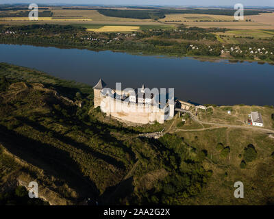 Vue aérienne de la forteresse médiévale dans l'ouest de l'Ukraine près de la ville de Khotin par Dniestr Banque D'Images