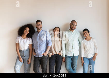 Asian young friendly people standing près de mur blanc. Banque D'Images