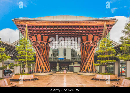 Le tambour Tsuzumi porte à la Gare de Kanazawa Banque D'Images