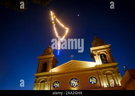 Cathédrale de Notre Dame du Rosaire (Nuestra Señora del Rosario) allumé au crépuscule dans Cafayate, Argentine Banque D'Images