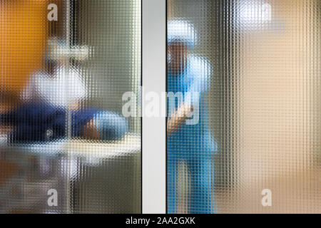 Patiente est transporté par un groupe de médecins de salle d'opération d'un hôpital sur une civière pour la chirurgie cardiaque Banque D'Images