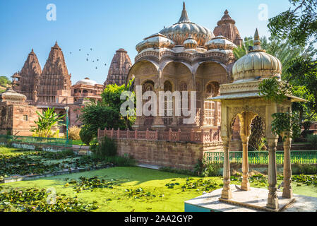 Temples de jardin Mandore près de la ville bleue, Jodhpur, Inde Banque D'Images