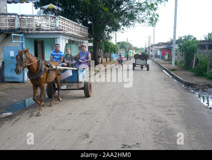 La HAVANE, CUBA - 20 décembre 2016 : charrettes sont encore utilisé comme transport dans de nombreuses petites villes à Cuba Banque D'Images