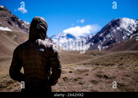 Elle porte un manteau isotherme The North Face au Parc de l'Aconcagua Aconcagua avec le flou sur l'arrière-plan, la Province de Mendoza, Argentine Banque D'Images