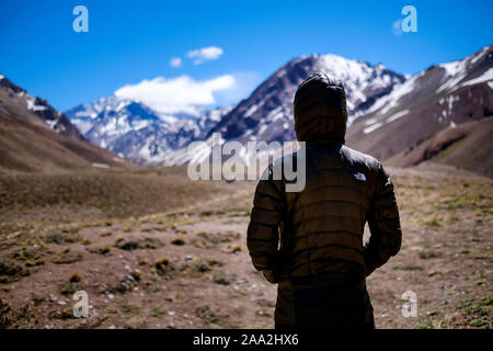 Elle porte un manteau isotherme The North Face au Parc de l'Aconcagua Aconcagua avec le flou sur l'arrière-plan, la Province de Mendoza, Argentine Banque D'Images