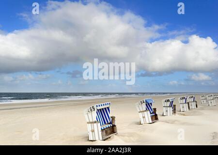 Blanc-bleu chaises de plage sur la plage, mer du Nord, Wenningstedt, Sylt, au nord de l'île de la Frise, Frise du Nord, Schleswig-Holstein, Allemagne Banque D'Images
