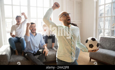 African American man euphorique soutenir l'équipe de football préférée. Banque D'Images