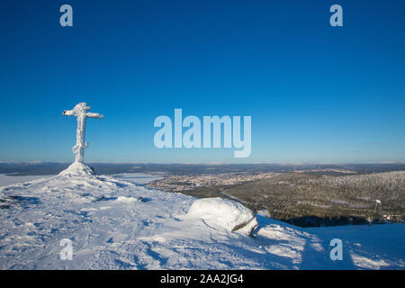 La croix sur une montagne couverte de neige avec vue panoramique sur Kandalakcha , station de ski Banque D'Images