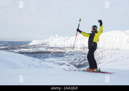 La Russie Kirovsk, skieur - sur piste en haute montagne sur une piste de ski. Vue arrière. Snowboard hiver ski et concept. Montagnes Khibiny pan, péninsule de Kola Banque D'Images