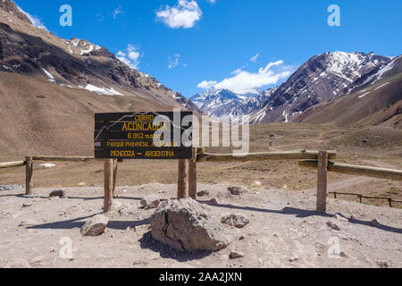 Lookout au parc de l'Aconcagua Aconcagua avec le pic dans l'arrière-plan, la Province de Mendoza, Argentine Banque D'Images