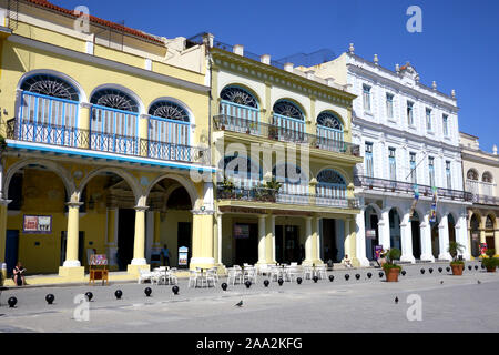 La HAVANE, CUBA - 12 décembre 2016 : façades de bâtiment classique au centre-ville de La Havane, Cuba Banque D'Images