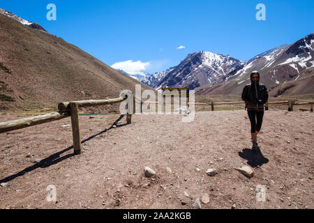 Visiteuse au parc de l'Aconcagua l'Aconcagua avec en arrière-plan, la Province de Mendoza, Argentine Banque D'Images