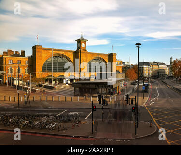 La gare internationale de Kings Cross et de la station de métro. Déplacer des personnes floue Banque D'Images