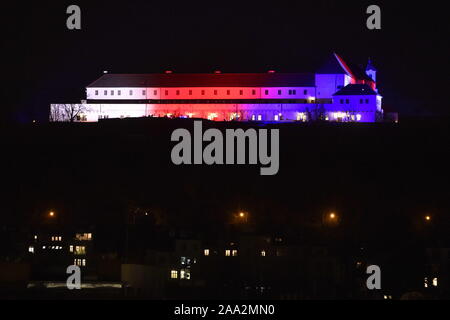 Brno, République tchèque. 17 novembre, 2019. Château de Spilberk bleu blanc rouge brille à l'occasion de la Révolution de Velours 30e anniversaire aujourd'hui, le dimanche, Novembre 17, 2019. La rue Narodni dans le centre de Prague a été le lieu de la police communiste répression brutale d'une manifestation pacifique d'étudiants le 17 novembre 1989, qui a déclenché la chute du régime communiste en Tchécoslovaquie. Des foules de gens assiégés la plaque qui commémore le 17 novembre 1989, événements, l'entourant avec des milliers de bougies allumées. Photo : CTK Vaclav Salek/Photo/Alamy Live News Banque D'Images