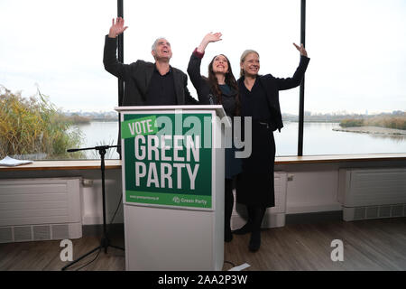 (De gauche à droite) Le Parti Vert Co-Leader Jonathan Bartley, leader adjoint Amelia Womack et Co-Leader Sian Berry à l'Observatoire, London Wetlands Centre, pour le lancement du Parti Vert manifeste pour les élections générales de 2019. Banque D'Images