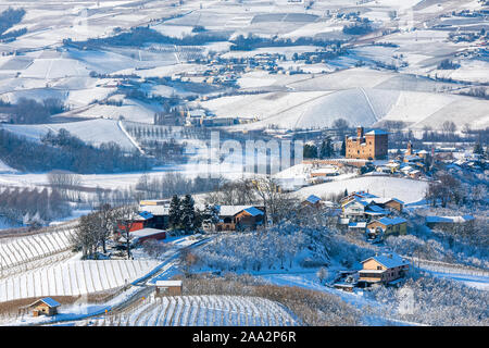 Vue sur les collines et les vignobles des Langhe recouverts de neige en Piémont, Italie du Nord. Banque D'Images