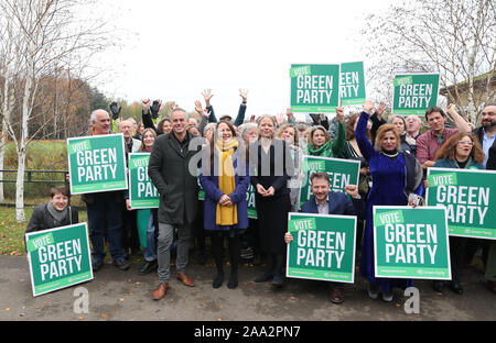 (De gauche à droite) Le Parti Vert Co-Leader Jonathan Bartley, leader adjoint Amelia Womack et Co-Leader Sian Berry à l'Observatoire, London Wetlands Centre, pour le lancement du Parti Vert manifeste pour les élections générales de 2019. Banque D'Images