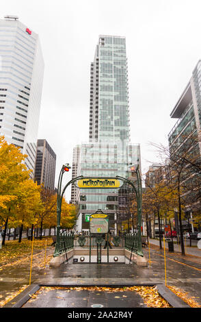 2019. Entrée du métro Square Victoria à Montréal. Ici, c'est Hector Guimard art nouveau du portique de la Métro à Paris (Québec, Canada). Belle. Banque D'Images