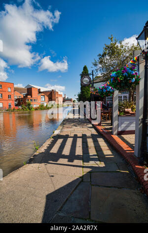 Le centre-ville de Chester, à proximité du canal de Shropshire Union, Chester, Cheshire, Angleterre, Royaume-Uni Banque D'Images