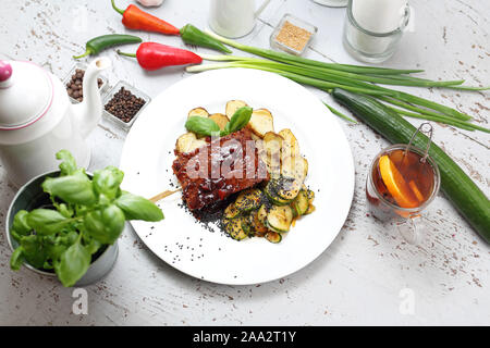 Le tofu, végétarien à haute valeur protéique de la viande cuite dans la sauce de soja, servi avec des tranches de pommes de terre, concombres et de graines de sésame noir. Banque D'Images