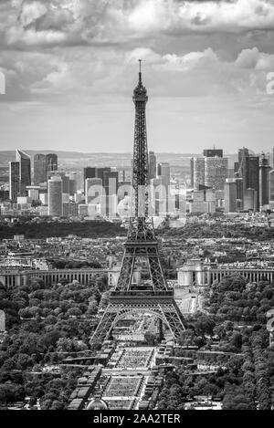 Vue panoramique aérienne de Paris avec la Tour Eiffel et quartier des affaires de la Défense, Skyline, noir et blanc Banque D'Images