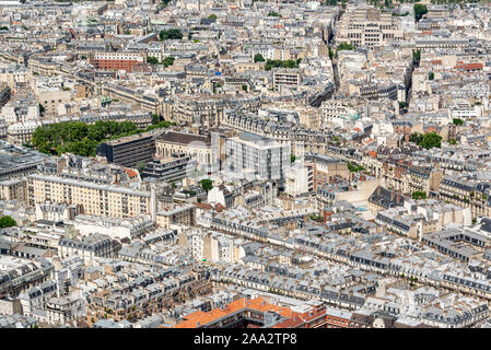 Vue aérienne de buildigs haussmannienne et rues de Paris, France Banque D'Images