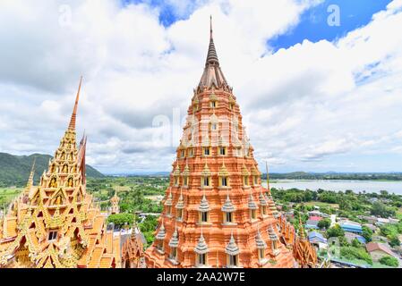 Les pagodes bouddhistes de Wat Tham Suea à Kanchanaburi, Thaïlande Banque D'Images