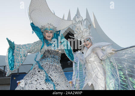 Berlin, Allemagne. 19 Nov, 2019. Échassiers sont devant le Tempodrom à l'occasion de la 16e Noël Roncalli Circus. Le Cirque de Noël Roncalli guest à Berlin du 19 décembre (première mondiale) au 05 janvier 2020. Credit : Jörg Carstensen/dpa/Alamy Live News Banque D'Images