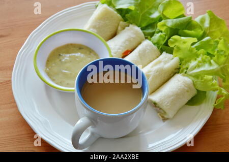 Pain rouleau rempli bologne et chêne vert avec du café sur la plaque Banque D'Images