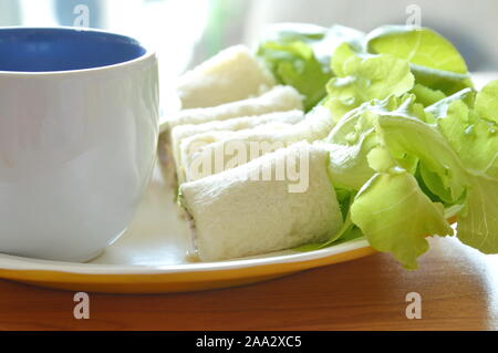 Pain rouleau rempli bologne et chêne vert avec du café sur la plaque Banque D'Images