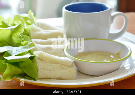 Pain rouleau rempli bologne et chêne vert avec du café sur la plaque Banque D'Images