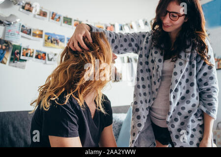 Belle jeune femme de caresser les cheveux de l'homme barbu - l'amour, relation, concept de tendresse Banque D'Images