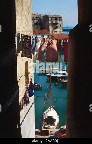 France avec lave-ruelle à Bastia, Corse Les images numérisées d'une époque révolue de la Corse. Circa 1980 Banque D'Images