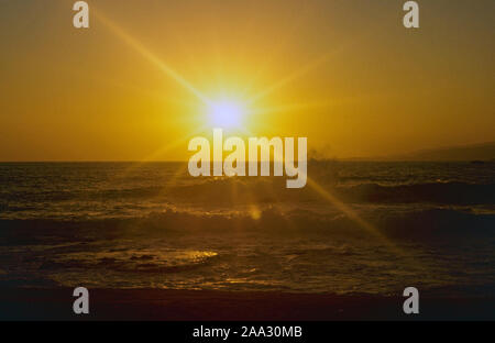Soleil sur une mer ondulée en Corse Les images numérisées d'une époque révolue de la Corse. Banque D'Images
