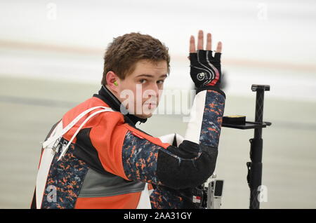 Putian, Fujian Province de la Chine. 19 Nov, 2019. Nepejchal Filip médaillé d'or de la République tchèque réagit au cours de la carabine 50m 3 positions à la finale finale de la Coupe du Monde de l'ISSF à Putian, Fujian Province du sud-est de la Chine, 19 novembre 2019. Credit : Lin Shanchuan/Xinhua/Alamy Live News Banque D'Images