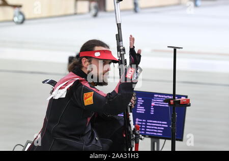 Putian, Fujian Province de la Chine. 19 Nov, 2019. Sergey Kamenskiy de la Russie réagit au cours de la carabine 50m 3 positions à la finale finale de la Coupe du Monde de l'ISSF à Putian, Fujian Province du sud-est de la Chine, 19 novembre 2019. Credit : Lin Shanchuan/Xinhua/Alamy Live News Banque D'Images