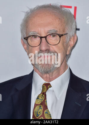 Hollywood, États-Unis. 18 Nov, 2019. HOLLYWOOD, LOS ANGELES, CALIFORNIE, USA - Le 18 novembre : l'Acteur Jonathan Pryce arrive à l'AFI FEST 2019 - Première mondiale de la "Netflix deux papes' tenue à l'IMAX Théâtre chinois de Grauman, le 18 novembre 2019 à Hollywood, Los Angeles, Californie, États-Unis. ( Photo : Agence de Presse Image/Alamy Live News Banque D'Images