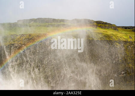 Arc-en-ciel sur l'eau de la cascade de Dettifoss. Nature Paysage Banque D'Images