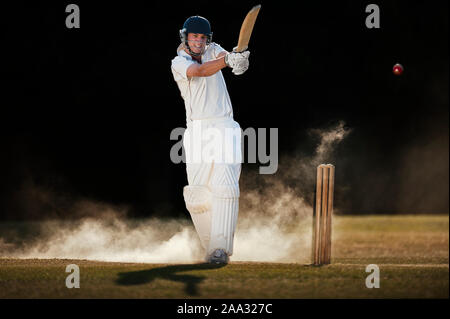 Batteur de Cricket Simon se hâta de balayage à sec, poussiéreux tourné sur wicket - Dorset - Angleterre. Parution du modèle pour un usage commercial et usage éditorial. Banque D'Images