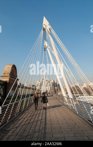 Le pont Hungerford rejoint Waterloo à Charing Cross en traversant la Tamise, Londres, Grande-Bretagne. Banque D'Images