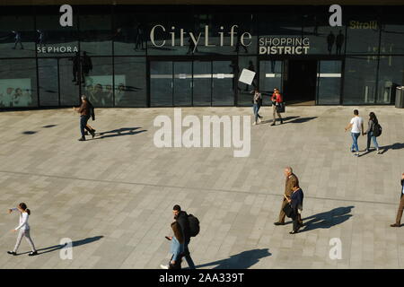 Milan, Lombardie, Citylife sur 10/2019. Piazza avec entrée au centre commercial Citylife à Milan. Banque D'Images