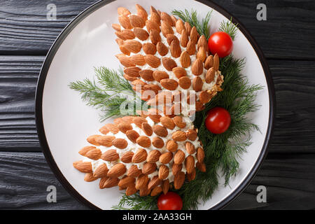 Noël nourriture savoureuse salade de fromage d'amandes sous la forme de cônes sur une plaque sur la table. servir idée. haut horizontale Vue de dessus Banque D'Images