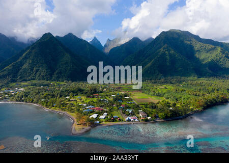 Vue aérienne de Teahupoo, Tahiti, Polynésie Française Banque D'Images