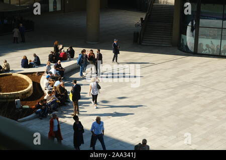 Milan, Lombardie, Citylife sur 10/2019. Piazza avec entrée au centre commercial Citylife à Milan. Des gens assis sur des bancs en pierre et la marche à pied. Banque D'Images