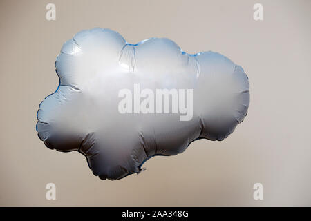 Ballon en plastique en forme de nuage bleu Banque D'Images