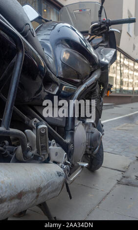 Ligne d'échappement moto, cadre, réservoir, volant, vue côté moto Banque D'Images