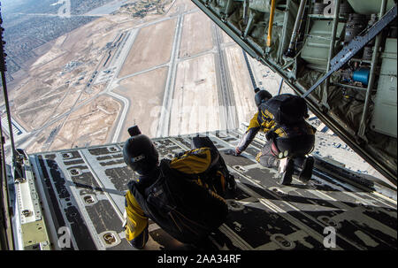 Les membres de la Special Operations Command (SOCOM) équipe de démonstration de parachutisme Para-Commandos donne d'un HC-130J Combattre King II aéronefs au cours de Nellis AFB, Nevada, 15 novembre 2019. Le SOCOM Para-Commandos sont composés de service actif des opérateurs spéciaux, tels que les forces spéciales de l'armée, Army Rangers, Navy SEALs, lutter contre l'Armée de l'air marin et les contrôleurs de Raiders. (U.S. Air Force photo par un membre de la 1re classe Dwane R. Young) Banque D'Images