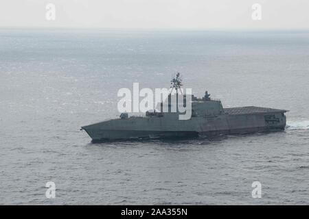 191118-N-NP779-1124 Mer de Chine du Sud (nov. 18, 2019) l'indépendance variante de combat littoral USS Gabrielle Giffords LCS (10) voiles à travers la mer de Chine du Sud. Gabrielle Giffords est sur un déploiement de rotation pour USINDOPACOM, la conduite des opérations, des exercices et des visites portuaires dans l'ensemble de la région et de travail à coque coque avec les marines des pays alliés et des pays partenaires à fournir la stabilité et la sécurité maritime, les principaux piliers de l'Indo-Pacifique libre et ouvert. (U.S. Photo par marine Spécialiste de la communication de masse Ty 1ère Classe C. Connors/libérés) Banque D'Images