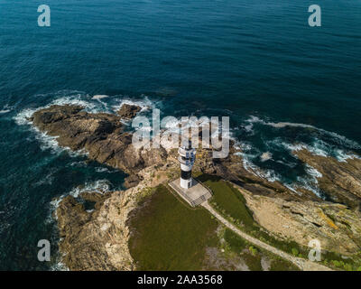 Vue aérienne du phare sur l'île de Pancha. Le nord de l'Espagne en été Banque D'Images